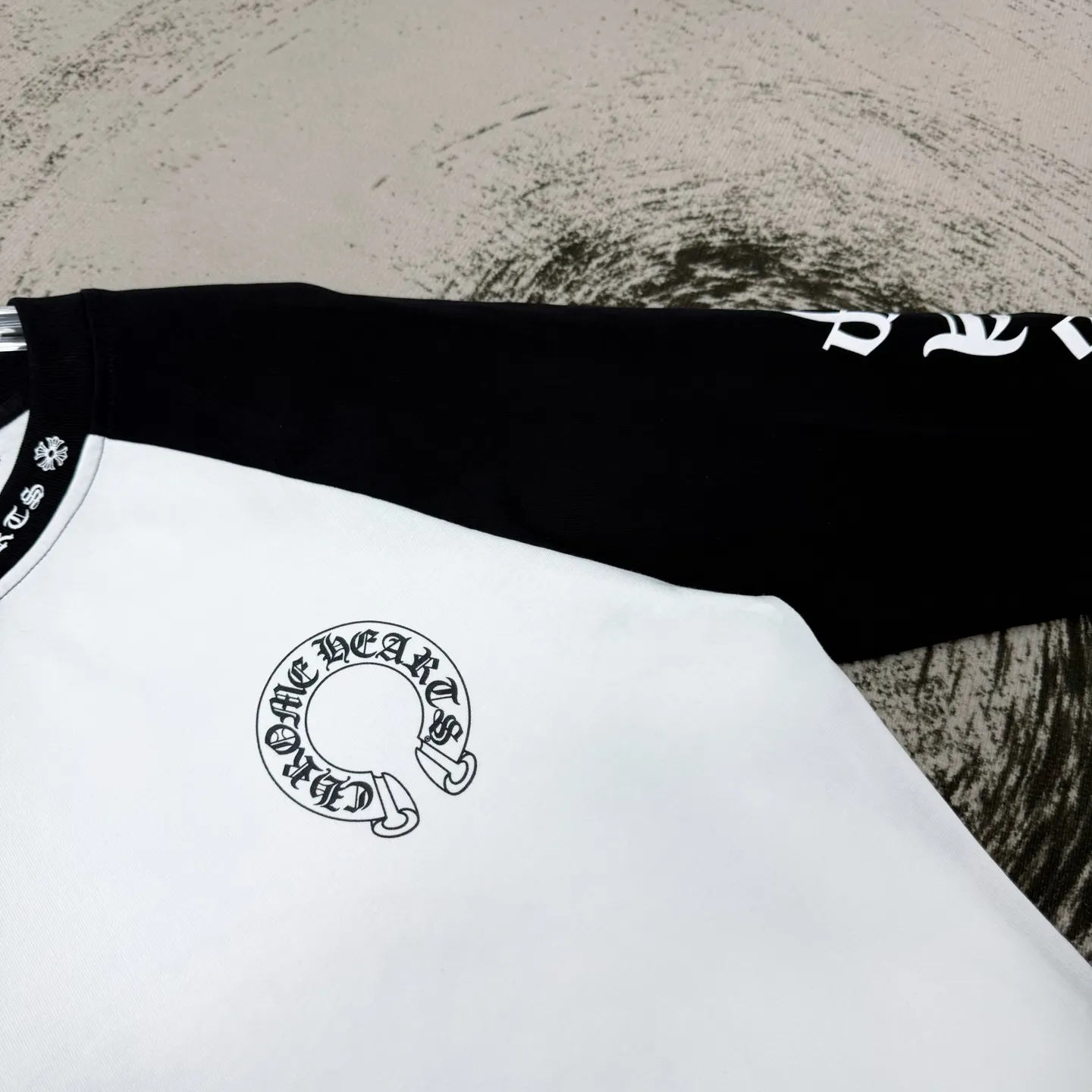 P170 Chrome Hearts black and white splicing Miami limited horseshoe long sleeves, the same style at ChromeHearts counters. Made of 280g pure cotton fabric, 32 count double yarn. Very textured on the handle. Three-dimensional and atmospheric. Versatile and easy to wear in autumn. Black and white contrasting colors are simple and elegant. It adopts os version. The upper body effect is very good. Suitable for all body types. Soft and comfortable. CH letter offset printing on the front and horseshoe Sanskrit offset printing on the back. Small markings on the hem. Resistant to machine washing. Does not fade or deform. Complete accessories, original mold opening, perfect restoration of zp 2:1, same style for men and women, versatile and not picky, size s m l xl color black and white